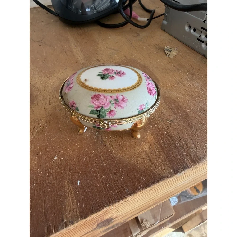 Trinket Pill Box Oval Shaped in Bone China from The Leonardo Collection
